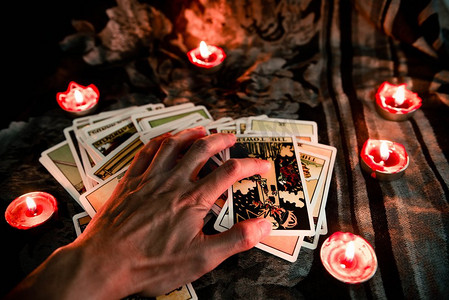 手相摄影照片_卡片、蜡烛、阅读器、财富