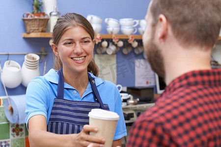 女咖啡馆工作人员服务客户与外卖咖啡