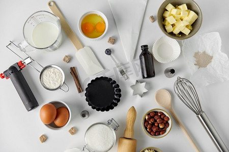 食物，烹饪和食谱概念-烹饪材料和厨房工具，用于在桌子上烘焙。烘焙用烹饪材料和厨房用具