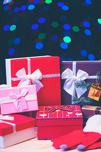 红色奢侈品新年礼物。圣诞礼物。2018年新年快乐。圣诞背景和礼品盒。圣诞节庆祝活动。