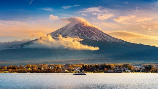 富士山和川口湖日落，秋天的季节富士山在日本山万町。