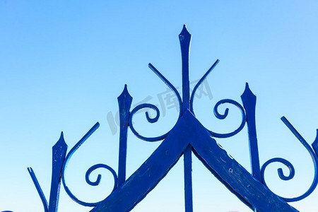 典型的希腊建筑细节概念。蓝色围栏户外房子在夏天的天气。蓝栅栏户外