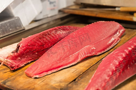 海鲜，销售和食品概念—日本街市新鲜金枪鱼。日本街市新鲜金枪鱼
