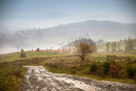 泥泞的地面和国家道路雨后喀尔巴阡山脉。极端路径农村土路在山上。恶劣天气
