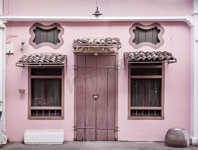 古老的粉红色建筑，有一扇木制的沉重的门