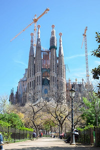 巴塞罗那，西班牙—2013年4月15日：圣家堂—由高迪设计的令人印象深刻的大教堂，巴塞罗那，西班牙。巴塞罗那圣家堂