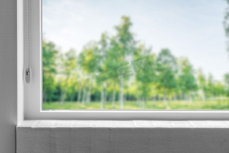 剪纸窗台窗台摄影照片_窗台，可以看到春天绿树成荫的花园