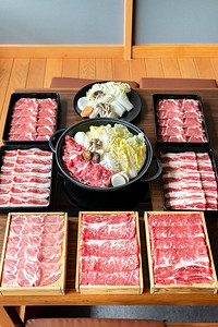 日本和牛和黑布猪肉寿喜烧准备好了