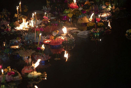 在泰国，人们购买鲜花和蜡烛来点燃并漂浮在水面上庆祝Loy Krathong节日。