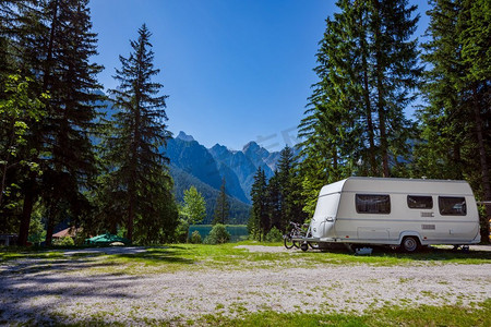 家庭度假旅行，房车度假旅行，房车度假。美丽的大自然意大利自然景观阿尔卑斯山。