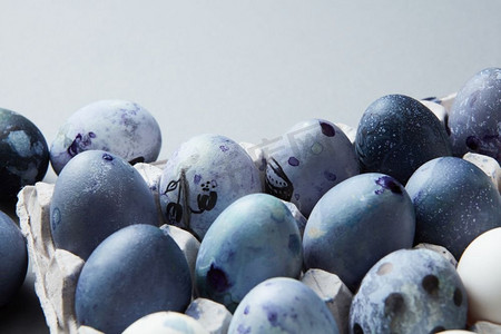 不同颜色的鸡蛋在白色背景上的方框中表示。许多彩蛋用来庆祝复活节。背景上的彩蛋设计