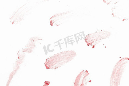 散落的粉末。白色背景粉红色抽象图像