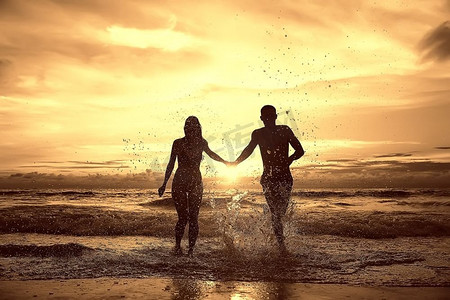 在爱的剪影日落海/新婚夫妇蜜月在海上，假期运气夏天海滩，剪影夫妇在日落