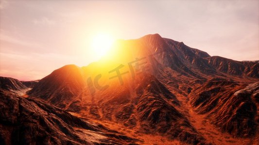 阳光照射在山谷中的群山上。太阳光在山谷中的山脉
