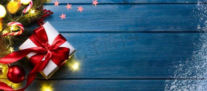 圣诞或新年礼物，晚上在蓝色的桌子上放上节日用的冷杉树。圣诞或新年礼物