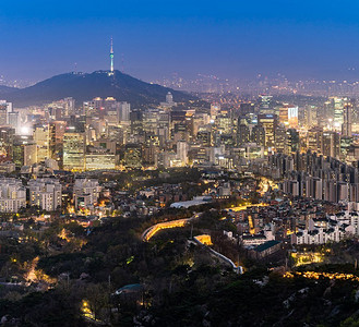 韩国首尔塔的首尔市中心城市景观的落日和夜景。首尔市中心城市景观夜景