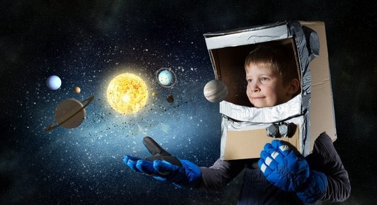 我要探索太空。头戴纸盒头盔的可爱男孩梦想成为宇航员
