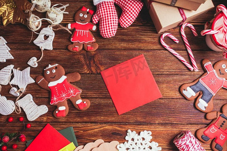 红包摄影照片_桌上放着红包，等着圣诞贺卡。为圣诞节做准备