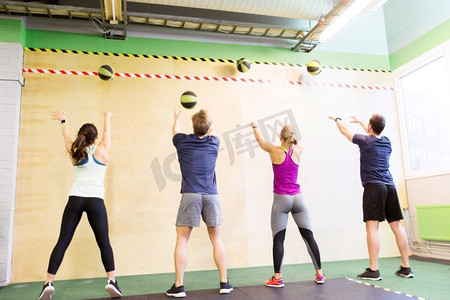 健身、运动和锻炼的概念--在健身房进行药球训练的人群。在健身房进行药球训练的一群人