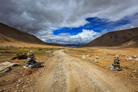 恩和摄影照片_喜马拉雅山上有石凯恩斯的公路。拉达克，查谟和克什米尔，印度。印度喜马拉雅山上的公路