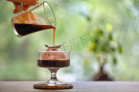 冰淇淋底纹摄影照片_浓缩咖啡和冰淇淋在玻璃杯