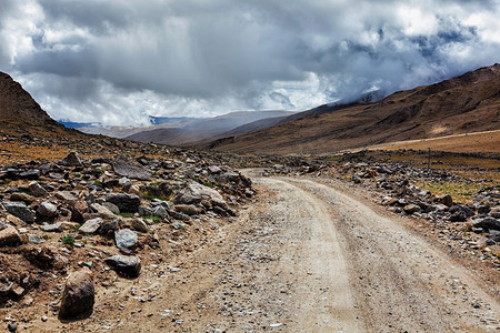 土路摄影照片_在印度拉达克喜马拉雅山脉的土路。喜马拉雅山土路
