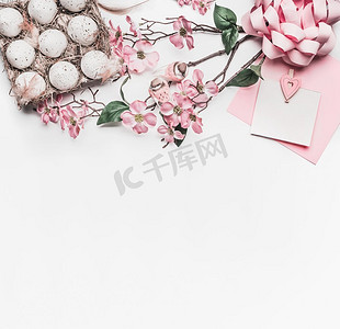 粉色复活节贺卡，模拟花朵装饰，彩蛋装在纸盒里，白色书桌背景，俯视，平铺，边框
