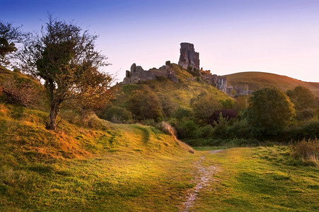 英格兰，多塞特，科夫。科尔夫城堡的景色..夏日日出景观中的中世纪老城堡废墟