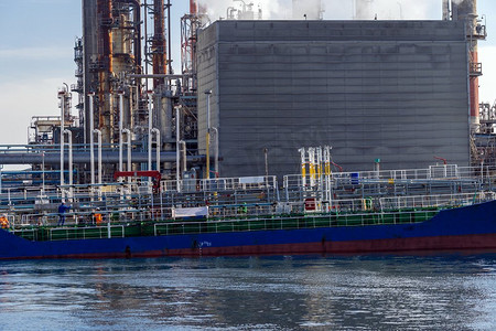 日本川崎石油化工厂装载燃料的油轮