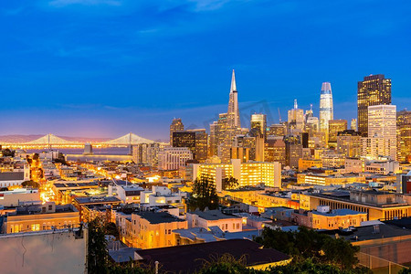 从美国加利福尼亚州旧金山的Ina Coolbrith Park Hill拍摄的日落时分的旧金山市中心天际线鸟瞰。