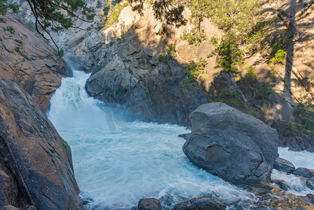 加利福尼亚州国王峡谷国家公园的咆哮河瀑布