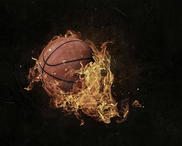 球在火火焰在黑暗背景。混合媒体。篮球运动概念