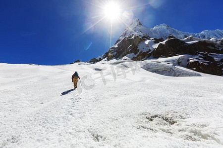 秘鲁科迪勒拉山脉徒步旅行的场景