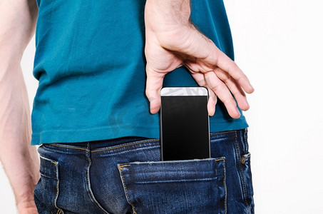 手机放在口袋里。从口袋里掏出现代智能手机。