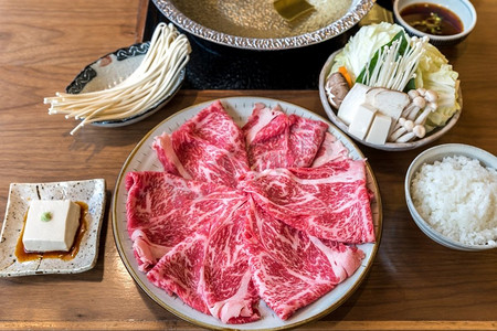 套餐摄影照片_A5和牛肉套餐寿司烧锅锅配蔬菜，Groumet日本火锅料理