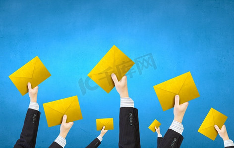 电子邮件概念。一群商人举着电子邮件的标语举手