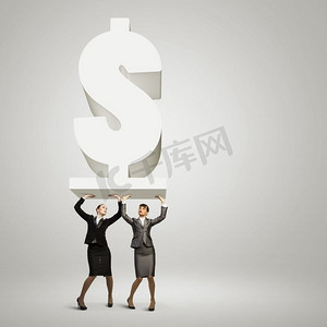 钱的概念。两个女商人的形象举行美元标志以上的头部