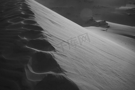 白色海报白色海报摄影照片_黑白海报沙漠中的沙山