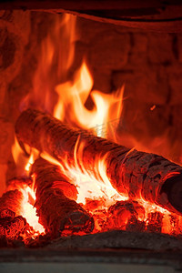 火烧炉子里的木头。