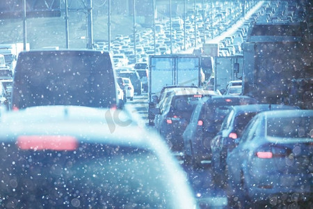 叠加流量包摄影照片_汽车行驶在积雪严寒的冬日，从车里可以看到
