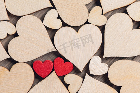 两个木制的红心在许多无色的木心中。两个木制的红心