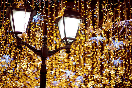 街头灯笼与装饰圣诞花环。新年和圣诞节庆祝活动。