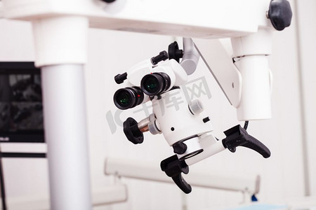 牙科办公室用于显微手术的牙科显微镜近距离观察。医用手术显微镜