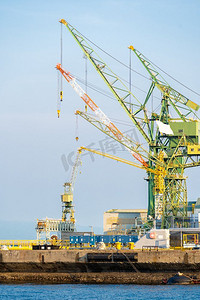 日本神户兵库关西港口工业区的起重机用于进出口航运和全球业务背景 