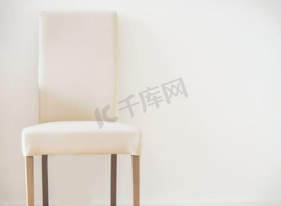白色皮凳和墙上的复印空间。简约内饰