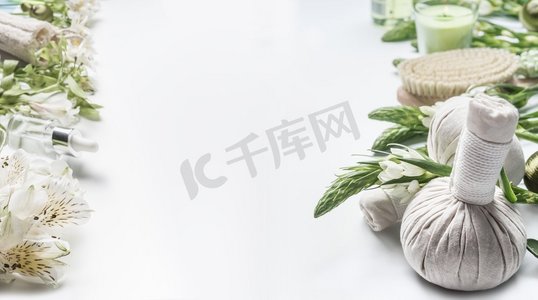 与按摩草药球，花，工具和配件的温泉和美容治疗背景在白色，框架身体护理和治疗脂肪团概念