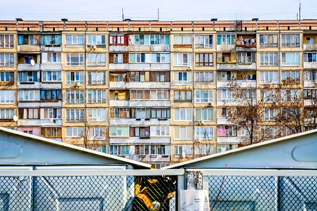 基辅摄影照片_乌克兰首都基辅的一座老苏联住宅楼