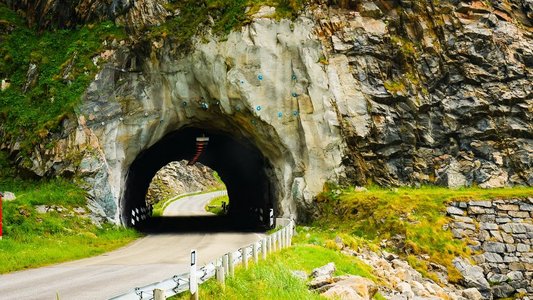 挪威，绿色夏日山脉中的旧隧道公路。国家旅游安多亚路线..挪威山区的旧隧道公路