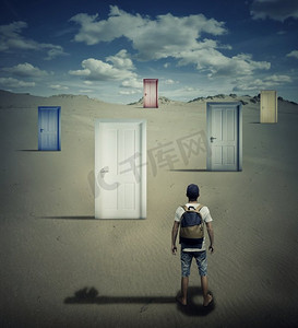一个人站在不同的关闭的门前，投下一个关键的阴影，选择哪一个打开的概念图像。