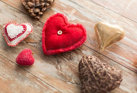 圣诞节、情人节和节日的概念-木质背景上的心形装饰。木质背景上的心形装饰